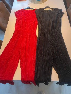 Set med byxdressar  - Jag säljer ett par med söta byxdressar från Kappahl i storlek 158. Är i mycket bra skick. Kontakta mig om du har några frågor.❤️