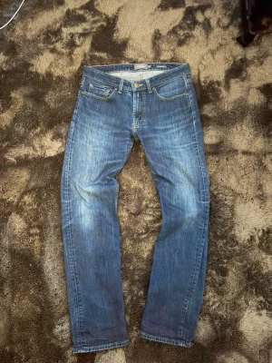 Blå raka jeans från dress man - Klassiska blå jeans från dressman.  Jeans med rak passform och fem fickor. Jeansen har snygga slitningar och kontrastsömmar, tillverkade i denim av bomull. Perfekta för en avslappnad och stilren look. Regular fit. 