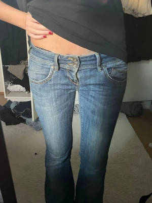 Lågmidjade jeans - Skit snygga & unika jeans. jag är 170cm, skulle säga att dessa passar bäst på en 36a/S❤️