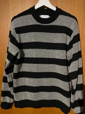 Randig stickad tröja - Märke: Vailent | Passform: Regular | Storlek: XS (passar även S) | Färg: Svart&grå | Skick: 9/10 | Defekter: Inga. Kom gärna med frågor!