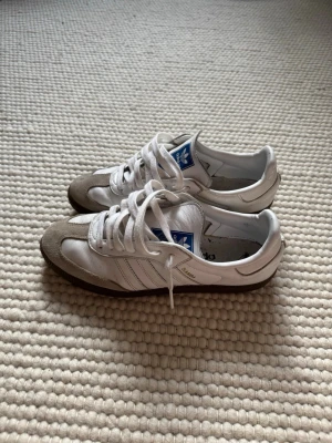 Adidas Sambas - Skicket är bra men dom har använts ett tag. Pris kan förhandlas🙌 Kontakta gärna vid frågor 