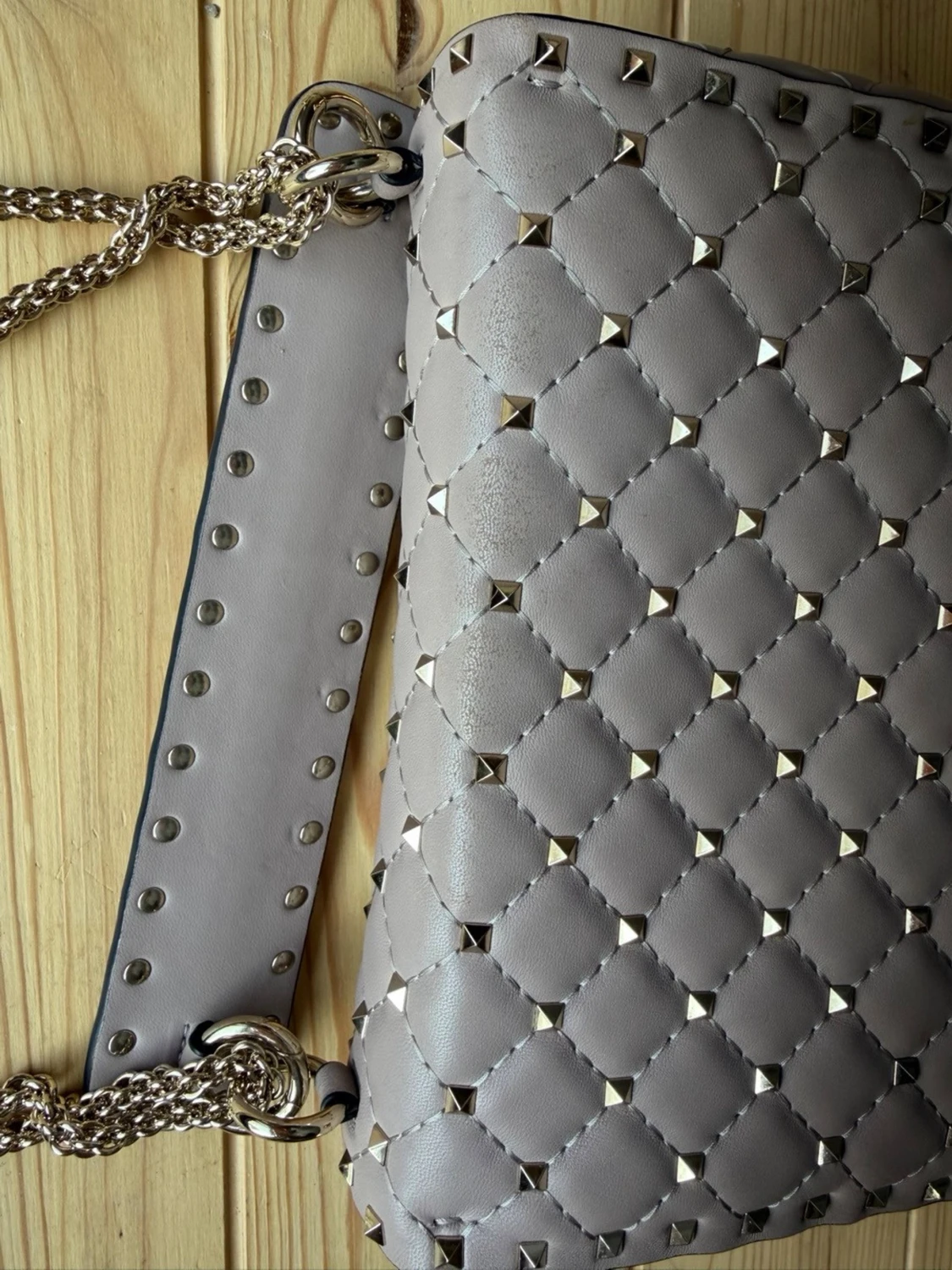 Beige quiltad handväska med nitar - 2