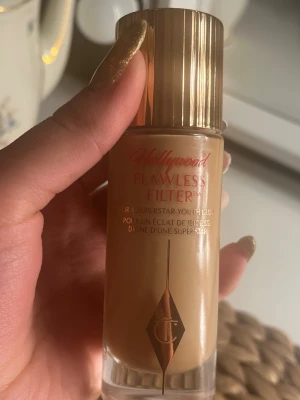 Flawless filter - Säljer denna från Charlotte tilbury i färgen 4,5(medium). Är EJ använd, enbart provad på handen för att sen inse att det var fel färg. Originalpris 629 kr.