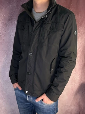 J.lindeberg field jacket bailey - Mycket fint skick | Size M (modellen är 188 cm 75 kg) | fraktar spårbart inom 24 timmar | för att köpa klicka ”köp nu” | vid frågor eller funderingar skriv ett meddelande | följare får bättre rabatter🙌