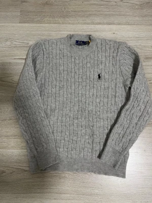 Polo Ralph lauren sweater  - Grå sweater från polo ralph lauren. Bredd 42 cm och 59 cm längd.