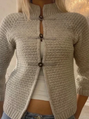 Beige stickad kofta Zara  - Snygg beige stickad kofta. Perfekt till våren & från Zara men går ej att köpa längre 