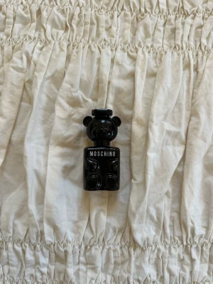 Moschino Toy Boy parfymflaska svart - Säljer en Moschino Toy Boy parfymflaska 5ml. Endast testad