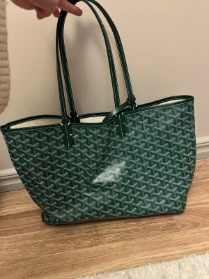 Väska - Snygg väska. Lite smutsig i (se sista bild)