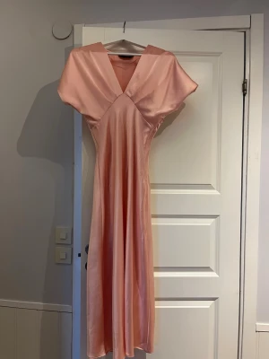 Ljusrosa långklänning - Såå snygg klänning köpt på vinted, tyvvär för liten så säljer igen🥰🙌🏼klänningen är i bra skick utom några rispor som man ser i sista bilden, men inget som märks av😍