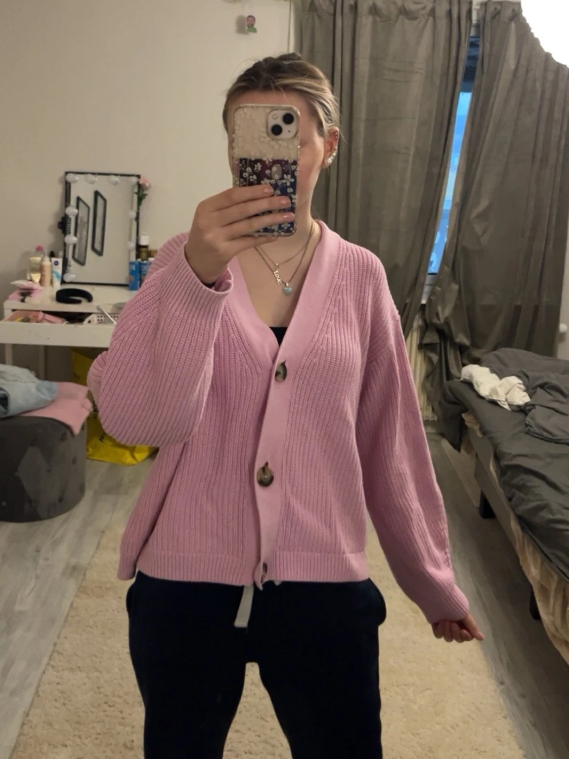 Rosa ribbstickad kofta med knappar