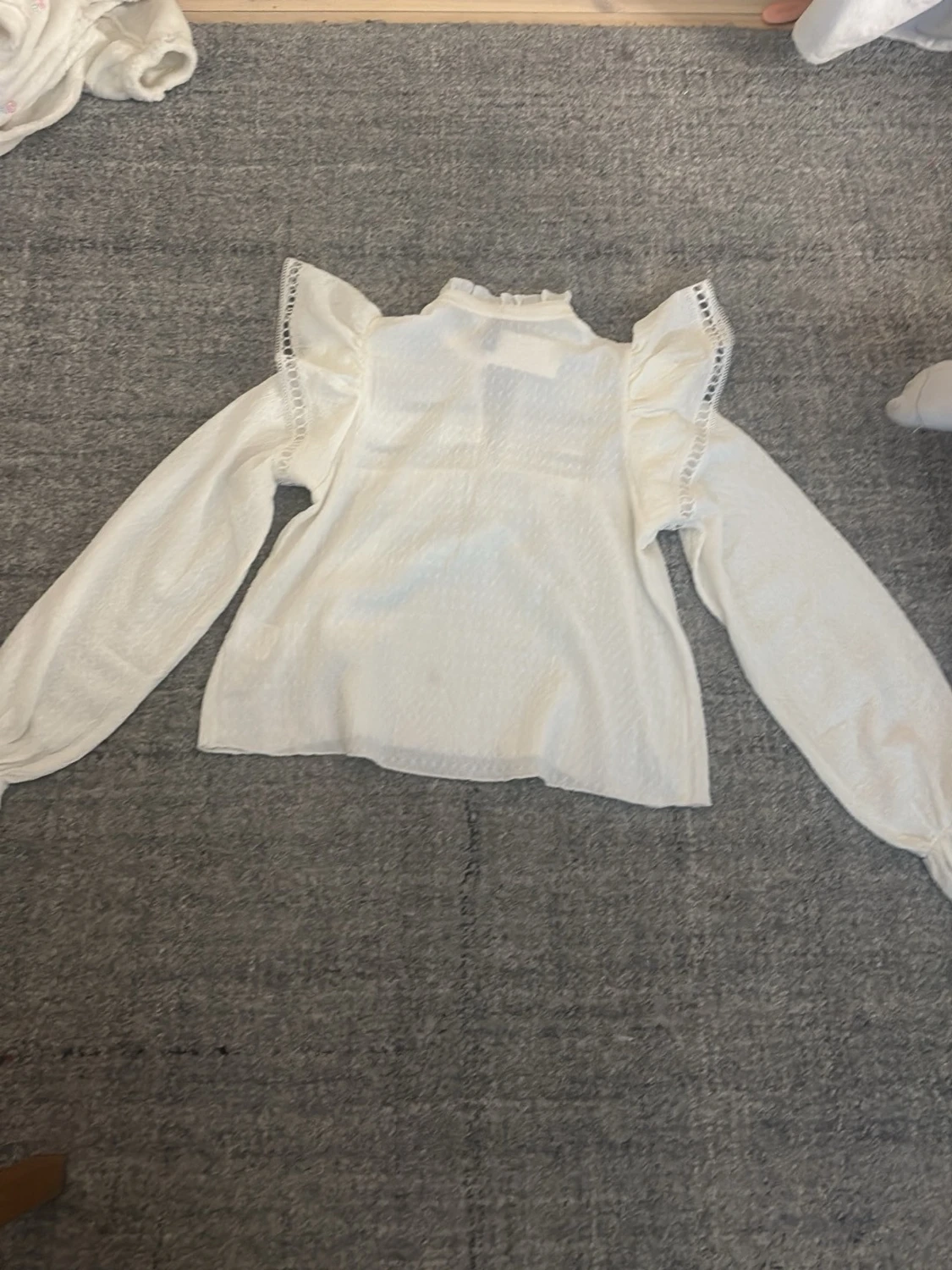 Vit blus med puffärmar och spetsdetaljer - 1