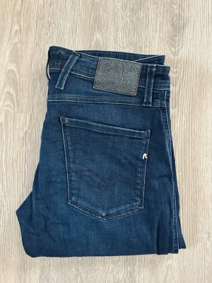 Replay Anbass Jeans - Replay Anbass Jeans Storlek: W33 Färg: Marinblå Passform: Som ett perfekt par slim jeans Skick: 8,5/10 Nypris: 150 € Jag skickar inom 24 timmar!