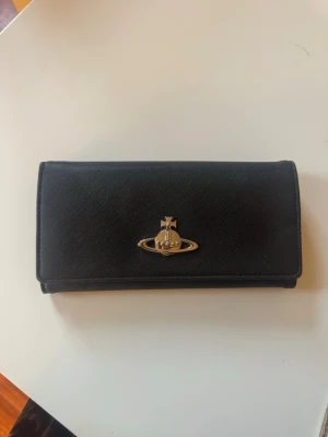 Vivienne Westwood plånbok - Vivienne Westwood plånbok, svart med silver detaljer/logo