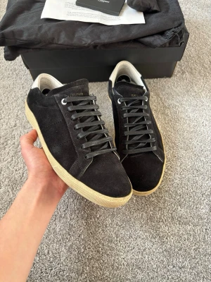 Saint Laurent skor - Tja säljer mina saint Laurent skor dom är i super fint skick. Skorna är i storlek 42/43 | allt og plus kvitto ingår vid köp! | nypris:7500kr | mitt pris: 2499kr | kom dm vid fler frågor! 