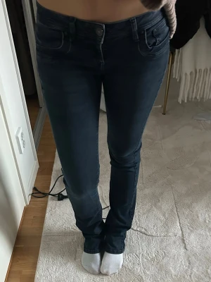 Svarta LTB jeans  - Säljer ett par svarta  jeans från LTB med klassisk femficksdesign och normal midja. Jeansen har en snygg tvätt och smal passform som sitter tight hela vägen ner. Perfekta till en avslappnad eller trendig look.