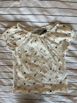 Vit off shoulder topp - Säljer denna superfina vita off shoulder toppen från Lager157, aldrig använd med prislapp kvar 💞 storlek Xs 