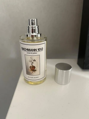 Bachmann 101.0 Extrait de Parfum - Hej! Säljer nu Bachmann 101.0 som är en parfym inspirerad av Clive Christian Amber. Perfekt för lite speciellare tillfällen. Säljer även denna på grund av att den inte riktigt passar mig. Den är helt oanvänd. Hör av dig vid frågor eller funderingar🙌
