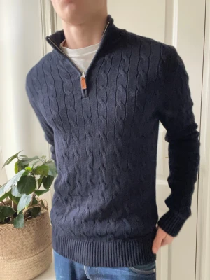 Morris quarter zip  - Morris quarter zip - mörkblå, extremt fint plagg. Inga defekter! Modellen i bilderna är 180 cm 75 kg och bär Storlek M , Kom med frågor! 🌟 (Kan gå ned i pris vid köp av paket 😉) 