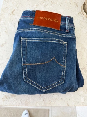 Jacob choen jeans  - Tja säljer mina asfeta Jacob choen jeans nypris 5500 kronor köpta på deras egna butik i marbella använda två gånger. Storlek 32 i media och längd modellen heter nick som är slim fit modell. Gå ner i pris vid en snabb affär 