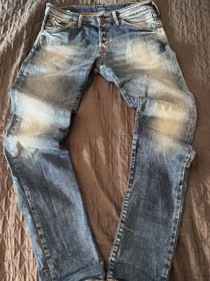 Jack and jones Glenn jeans - Ett par schyssta jack and Jones jeans med en schysst tvätt.                        Modell: slim fit, Glenn                               vid funderingar är det bara att fråga! strlk: 31:34 