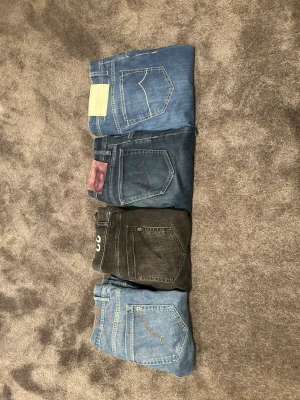 Dondup X cohen Jeans Bulk - Fyra par jeans i olika blå och svart tvätt, klassisk femficksmodell.                                            -  Blå dondup George, w32.  800kr                -svarta dondup George,w32. 800kr                                - mörkblå Jacob Cohen, w30, 939 kr.            - Blå Jacob cohen, w33, pris 750kr.      . Kom Privat  för fler bilder och storlekar, för hela bunten endast 3800 kr.              