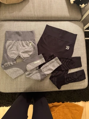 Träningsleggings  - Två par snygga träningsleggings, ett par i gråmelerat med ribbade detaljer från DoYouEven och ett par svarta med hög midja från BETTER BODIES. Båda har stretchigt material som sitter tight och är perfekta för gymmet eller löpning.