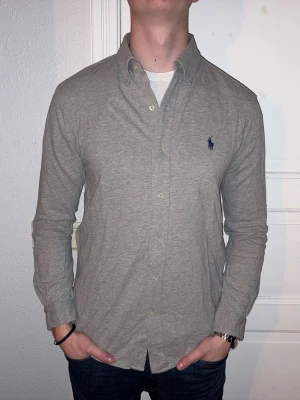 Grå skjorta från Ralph Lauren - Grå skjorta från Ralph Lauren i storlek M.  Fint skick till ett bra pris. Nypris: 1995kr. Mitt pris: 349kr. Vid frågor eller funderingar, tveka inte att höra av dig.