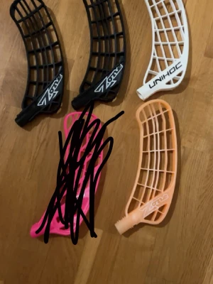 Innebandyblad från Zone och Unihoc - Säljer 5 innebandyblad i olika färger och modeller från zone, unihoc och Salming. Ett vitt Unihoc player + blad helt nytt!. 2 st svarta zuper blad från zone lite använda men inte alldeles för mycket. Salming bladet är SÅLT!. Sist men inte minst ett limited edition supreme blad i coral färg finns inte längre att köpa helt nytt!