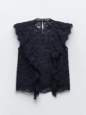 Mörkblå spetsblus med volang - Säljer en mörkblå blus i spets med volangdetaljer framtill och längs ärmarna. Storlek S från Zara😍😍