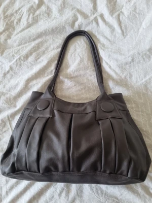 Väska, y2k, 2000 - Säljer en massa väskor pga garderobsrensning💕 Alla hsr typ olika pris. Hör av dig vid intresse så diskuterar vi💕 Första till kvarn!! Vid köp av många kan vi komma fram till ett paket pris 💕