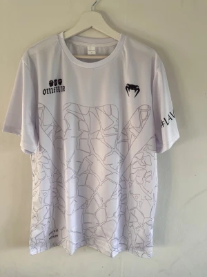 Venum t shirt - Säljer en fet sommar t shirt som är från venum som har gjort en collad med omerta, har ej haft på mig den eftersom den är för stor och man kan inte lämna tillbaka den till företaget. Strlk L