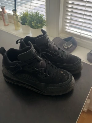 Svarta  Jordan  5 sneakers - Säljer ett par helsvarta Air Jordan sneakers med klassisk siluett och högt skaft. Skorna har detaljer i mocka och mesh, samt den ikoniska Jumpman-loggan på plösen. Snygga och tidlösa sneakers som passar till det mesta. Jag kommer såklart tvätta det innan nån köper