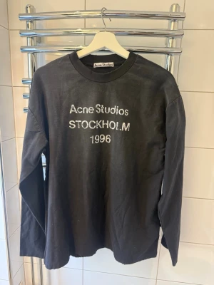 Svart Långärmad T-shirt Acne Studios - Säljer en svart långärmad t-shirt från Acne Studios. Tröjan är storlek Small och i väldigt bra skick. Tveka inte att höra av dig om du funderar något eller vill ha fler bilder//Felkan