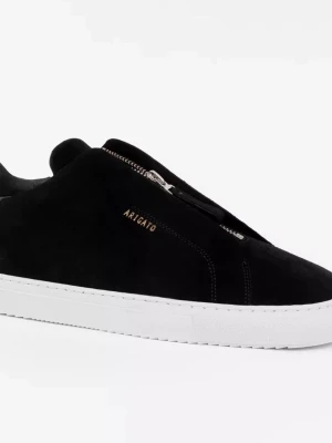 Svarta sneakers från Axel Arigato - Stilrena svarta sneakers i mocka från Axel Arigato med vit sula och guldfärgad logga på sidan. Skorna har dragkedja på ovansidan istället för klassiska snören, vilket ger en modern vibe. Perfekta för dig som gillar minimalistisk design och premiumkänsla. Skriv för fler bilder, kan gå ner i pris vid snabb affär 