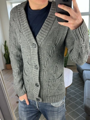 Stickad grå cardigan  - Trendig och stilren, perfekt nu på våren! Mått: A:52 B:42 C:43 D:66 (cm) (lite nopprig)  Skriv vid fundering! 😇✌️