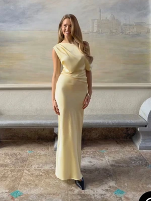 Balklänning från Gina Tricot💛 - Helt ny balklänning från Gina Tricot!💛 Postar samma dag!