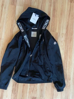 Moncler Windbreaker  - Säljer en stilren ny Moncler windbreaker från Moncler.com.        Passar perfekt för våren, alltså nu. Fråga mig gärna om ni har tankar kring något.