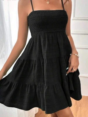 Svart klänning - En svart jätte fin klänning. Aldrig använt endast testad. Från SHEIN så pris går att diskutera! 💕