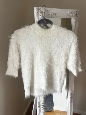 Vit fluffig stickad tröja Carin Wester - Fluffig vit stickad tröja från Carin Wester. Tröjan har en liten sminkfläck på insidan.