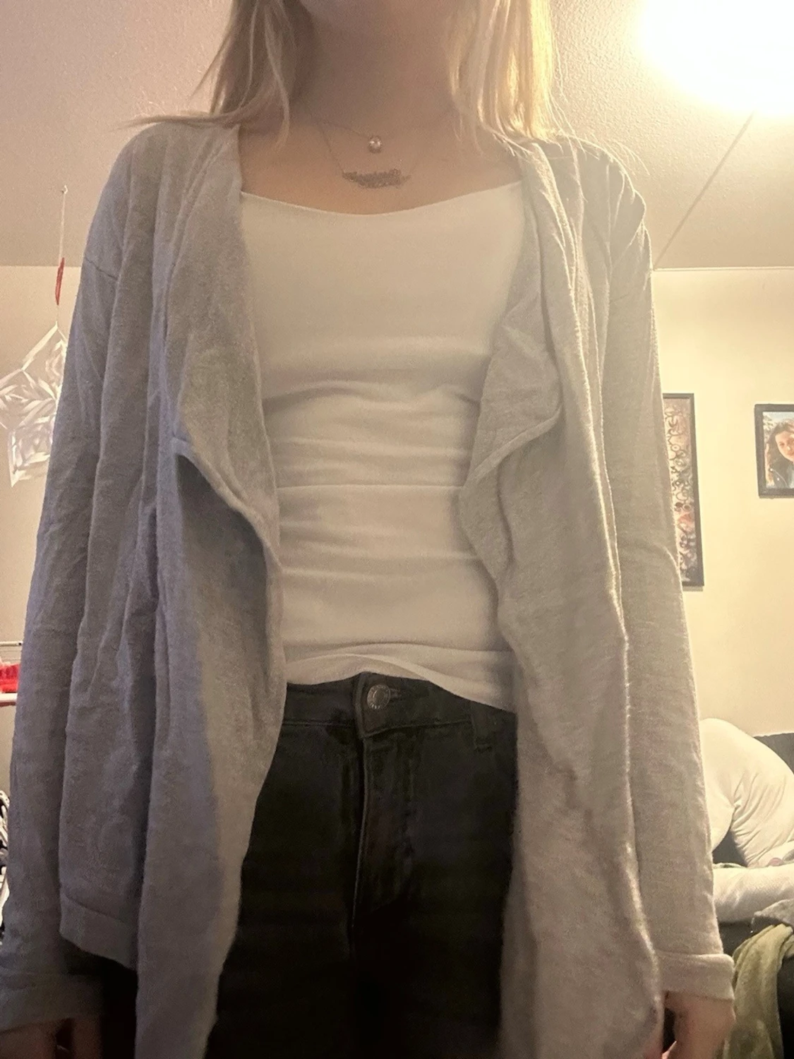 Ljusgrå kofta med vattenfallsärm