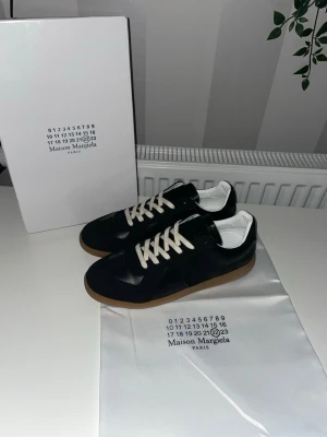 Maison Margiela gats - Hej säljer mina oanvända gäts som är väldigt fräscha och snygga🤗 De är i typ storlek 41 och är perfekta nu inför våren! Skriv gärna om ni har några funderingar😊