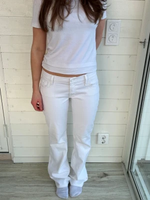 Vita bootcut jeans  - Vita lågmidjade jeans från 7 for all mankind i storlek M