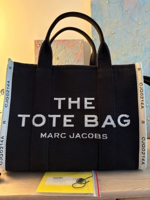 Tote bag - En försiktigt använd tote bag, som fortfarande är i jätte bra skick! Passar till allt.  Tyvärr har jag inte haft någon användning av väskan  Kan uppleva lite solblekt vid handtaget, men det går givetvis att åtgärda med rätt medel/produkter.  Dustbag och prislappen medföljer  Nypris: 4799kr  Höjd: 30 cm Längd: 42cm Vidd: 14 cm