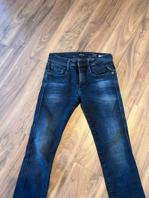 Mörkblå jeans replay  - Snygga mörkblå skinny jeans från Replay i storlek 28/30