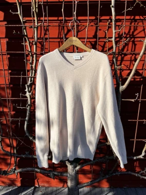 Ljusbeige stickad tröja Boomerang - Säljer en stilren ljusbeige stickad tröja från Boomerang med v-ringning och diskret broderad logga på bröstet. 100% orginal cotton. Storlek L. Hör av er vid frågor eller funderingar! 