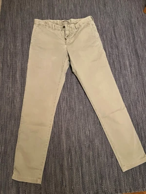 J.Lindeberg byxor - Säljer dessa riktigt snygga J.Lindeberg Chinos. Det är i bra skick och ett lite lyxigare plagg. De är i storlek W33 L34. Hör av dig om du har några funderingar?🙌