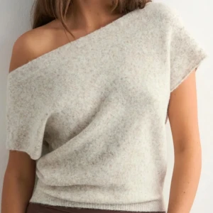 Wide neck knit top - Jättefin oanvänd stickad off shoulder tröja från Nelly, i storlek XS.