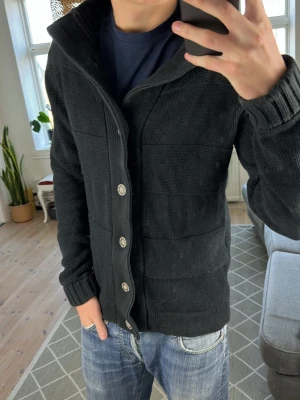 Cardigan stickad svart  - Simpel och stilren! Mått: A:58 B:45 C:49 D:66 (cm) Skriv vid fundering! 😊🙌