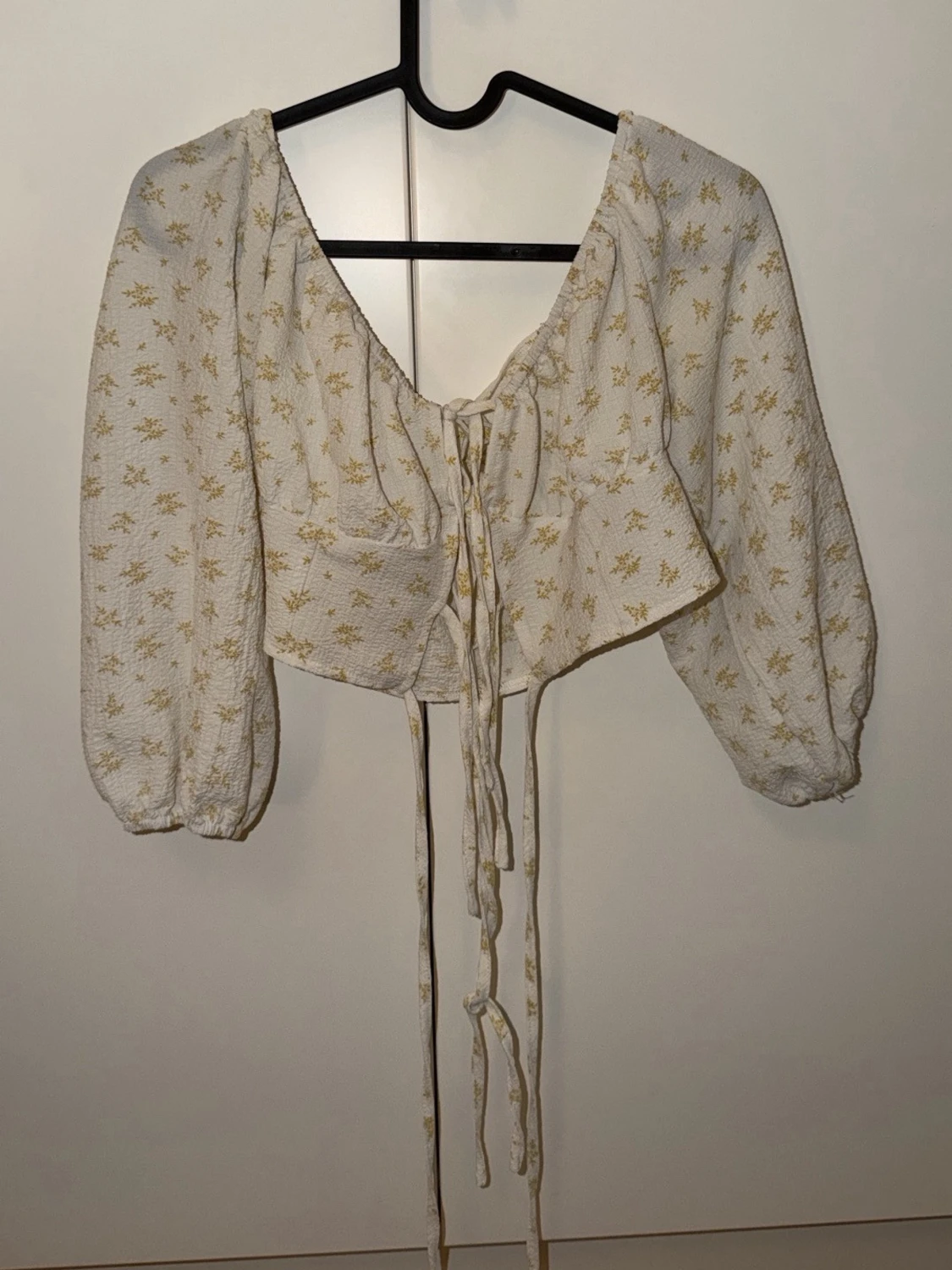 Blommig omlottopp med snörning