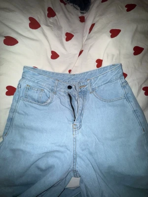 Ljusblå raka jeans - Säljer ett par ljusblå jeans med rak passform. Jeansen är high/midwaisted och är tillverkade i denim. Perfekta för en avslappnad och trendig look. Uppsydda för att passa 135-145cm❤️storlek S men passar XS